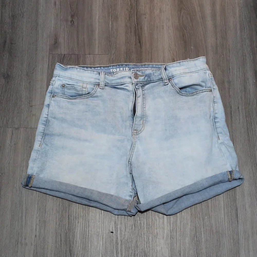 Torrid 5" Denim Shorts Sz 14 Vintage Stretch Light Wash High Rise - Picture 5 of 8